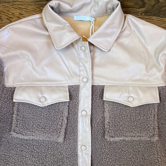 Lush Sherpa Button Front Top Size Large NWT - Picture 3 of 6